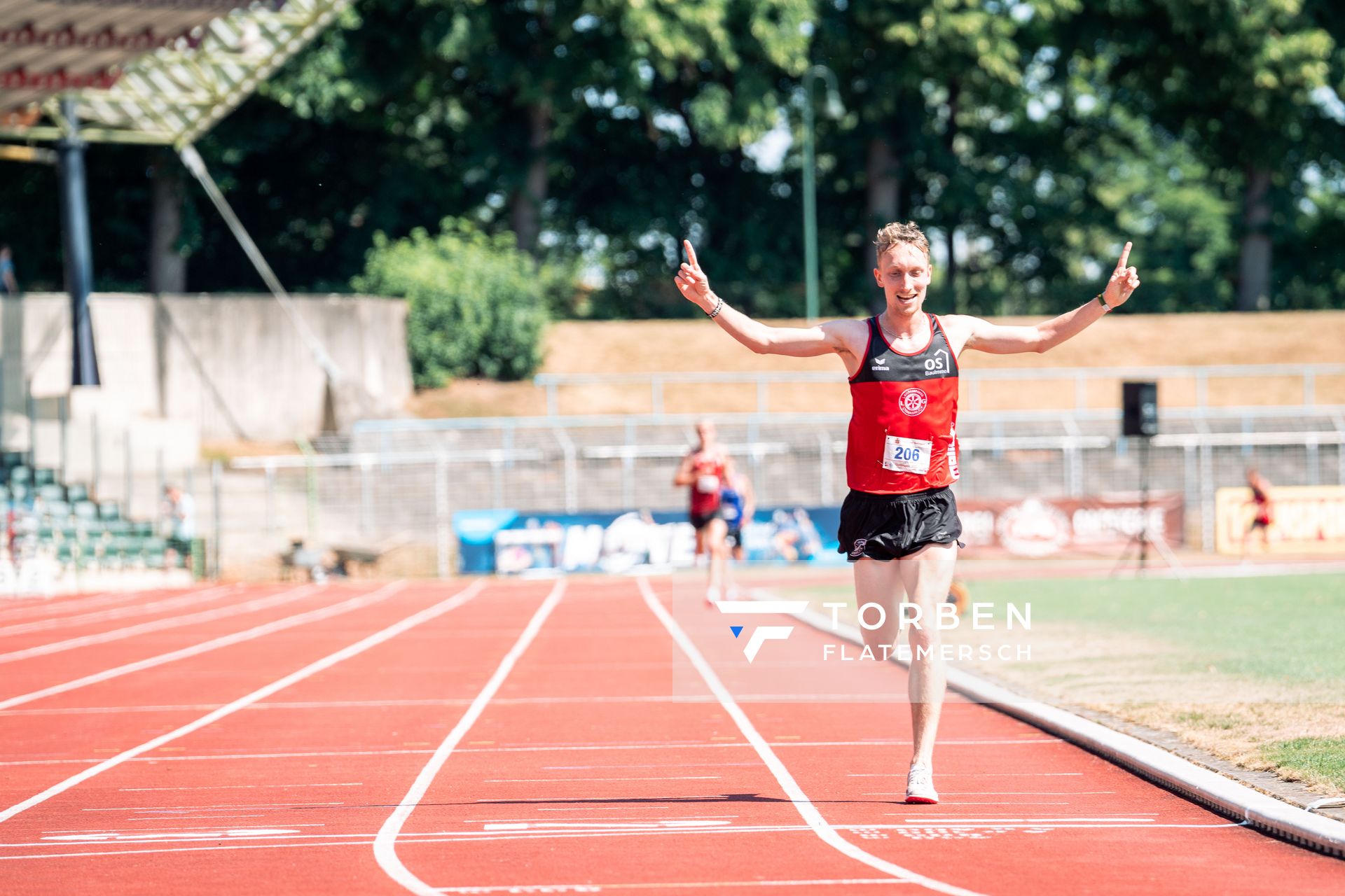 Felix Nadeborn (LG Osnabrueck) gewinnt ueber 5000m den Landesmeistertitel am 03.07.2022 waehrend den NLV+BLV Leichtathletik-Landesmeisterschaften im Jahnstadion in Goettingen (Tag 1)